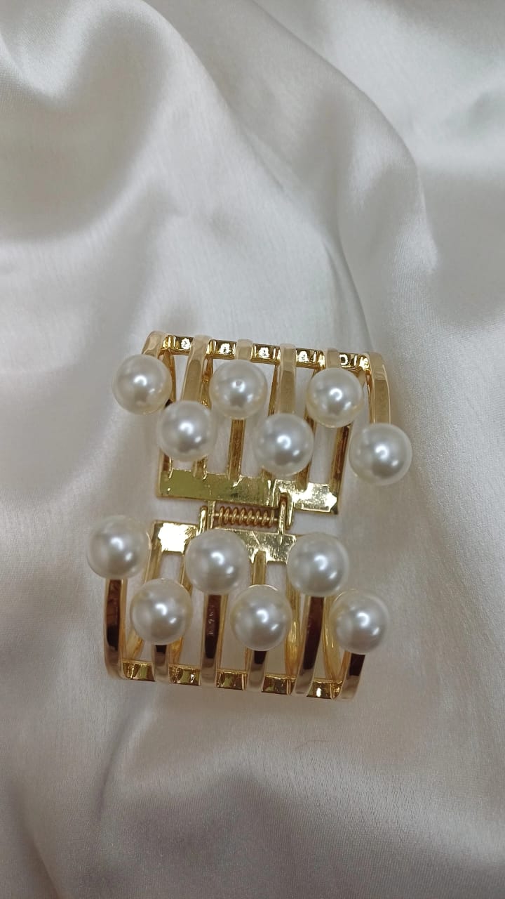 PEARL STATEMENT BRACELET