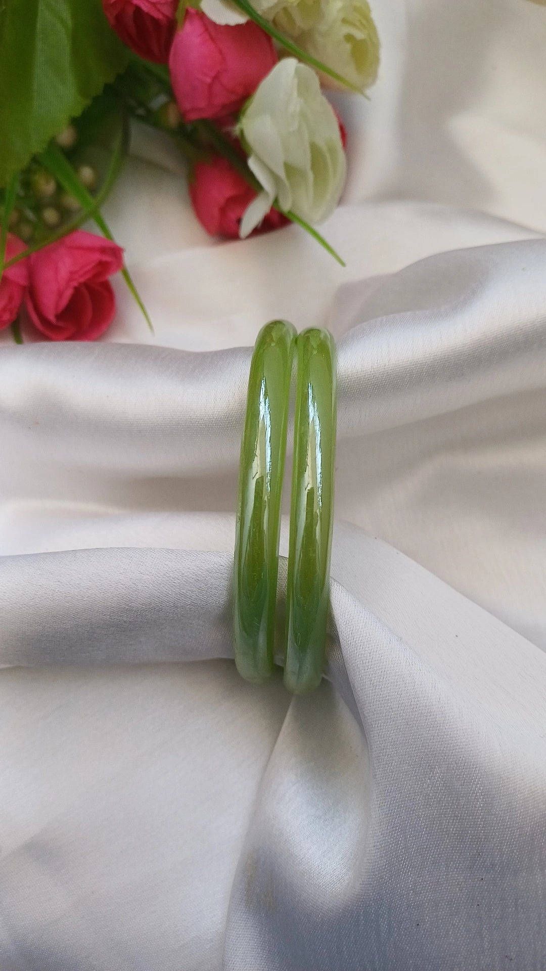 LIGHT GREEN SHINY GLASS BANGLES
