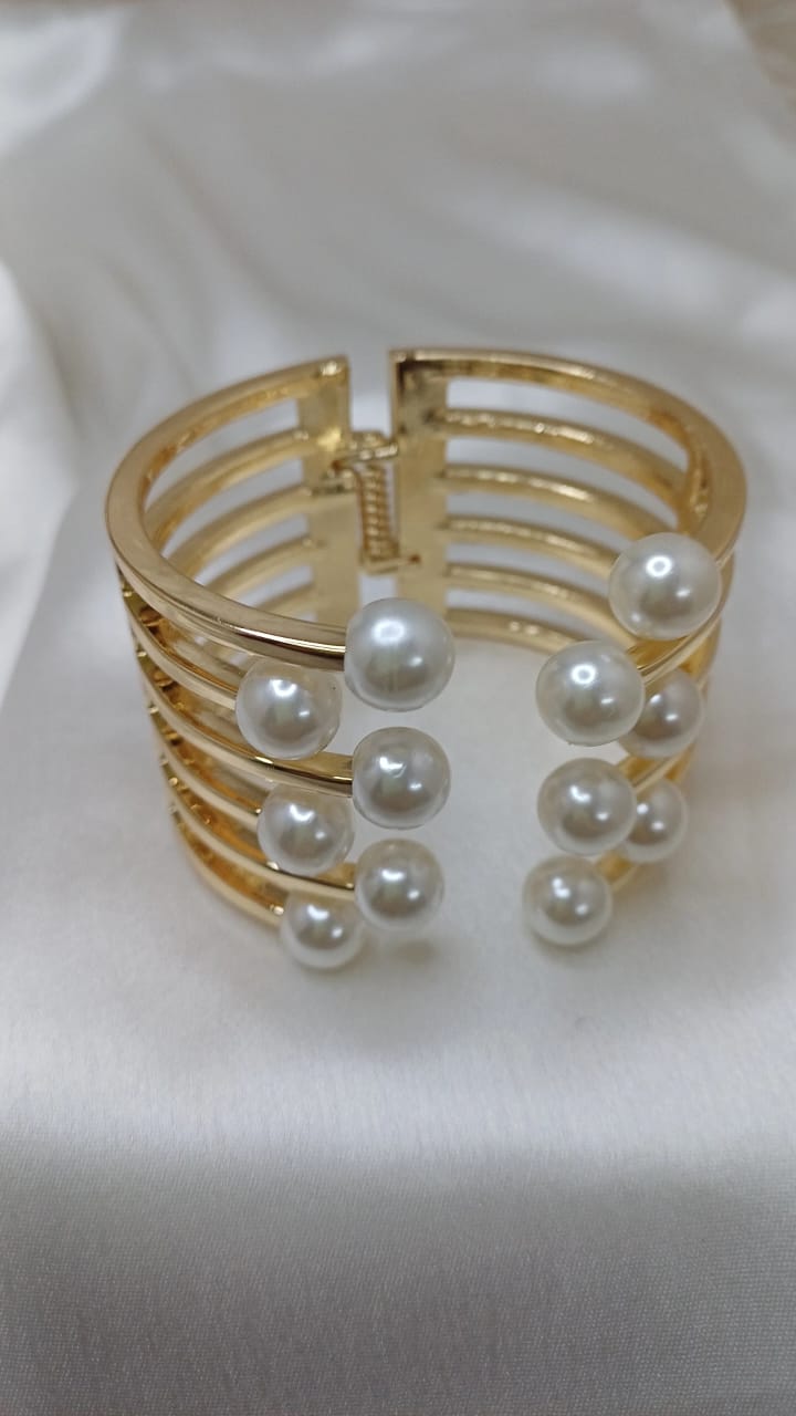 PEARL STATEMENT BRACELET