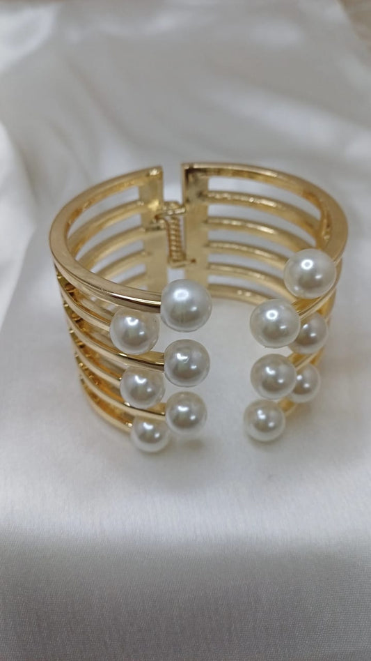 PEARL STATEMENT BRACELET