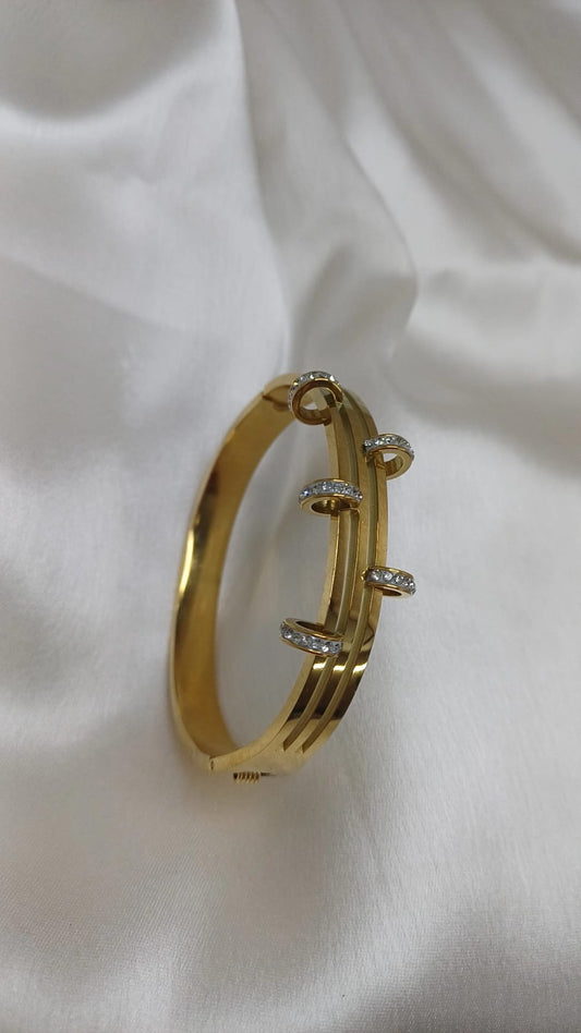 GOLD CUFF SLEEK BRACELET