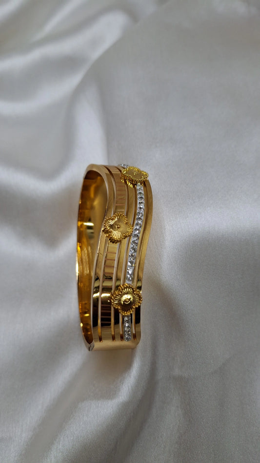AD GOLD CUFF BRACELET 01